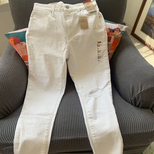 White Levi’s 721 High Rise Skinny Ankle jeans